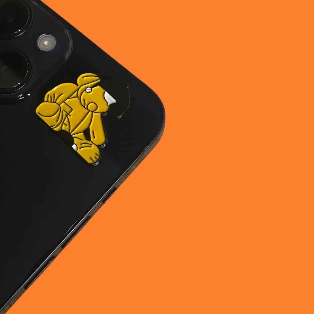 ستيكر معدني دب تيدي بمطار الدوحة الدولي